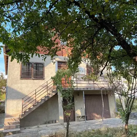 Куќа со плац од 500 м² во Стопански Двор, Ѓорче Петров