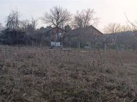 Продавам плац во Усје