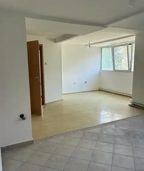 Деловен простор 72м² во Аеродром, 1 кат