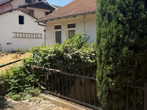 Плац од 434м2 со мала куќа во Капиштец