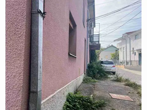 Se prodava kukja so plac na atraktivna lokacija vo Kumanovo
