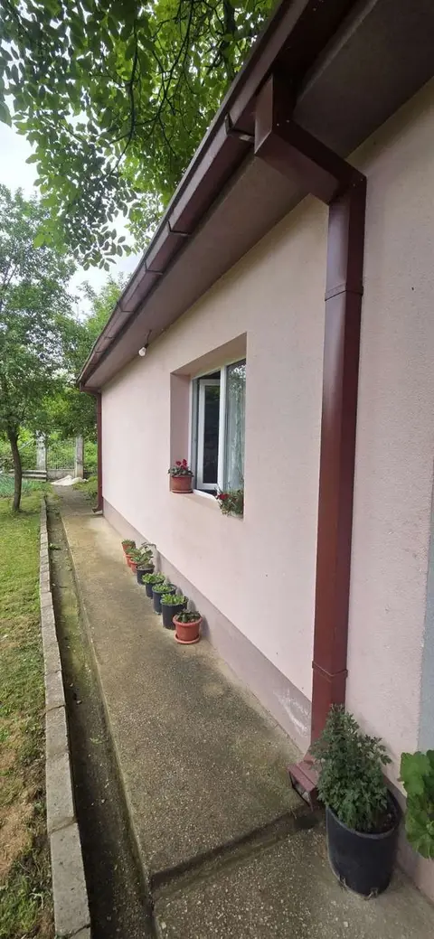 Куќа со голем двор во Драчево