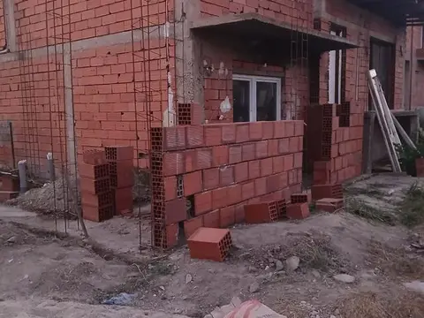 Se prodava kukja so dvorno mesto vo Rosoman