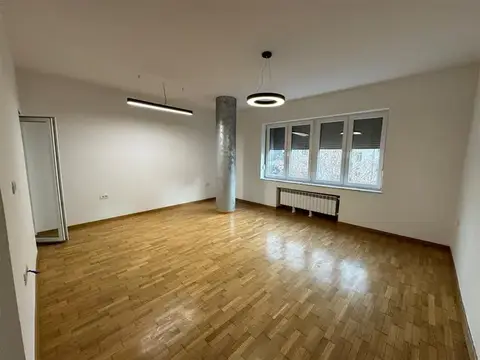 Реновиран стан 83м² - 3 соби, Плоштад Филип Втори, Центар
