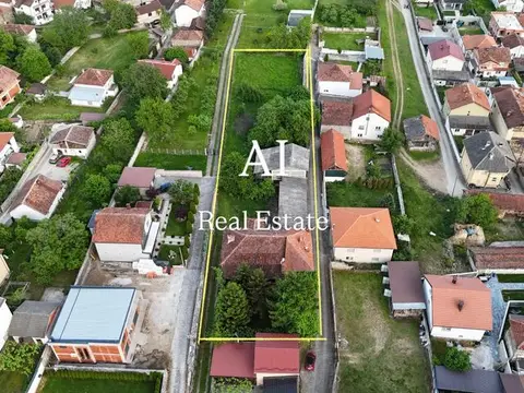 AXIS prodava kuqa so golem Dvor vo Tearce