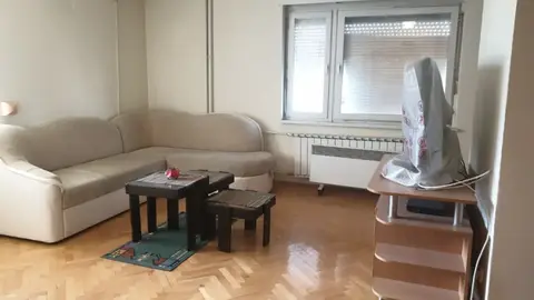 Се изнајмува целосно наместен 2 собен стан во Карпош 3. Позициониран е на втори кат, со лифт. На само 150 метри од зград