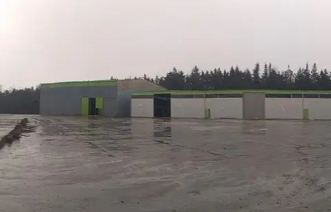 Se izdava magacini i plac /tir parking so vaga vo g1 zona