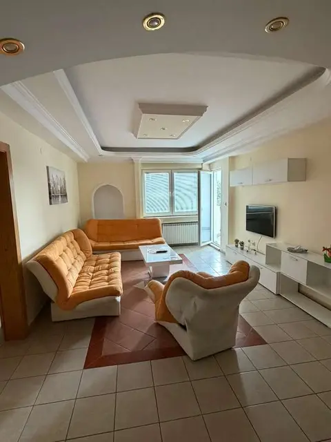 Udoben trosoben stan vo avtokomanda