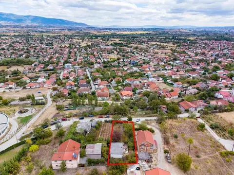 Се продава плац со куќа во Волково
