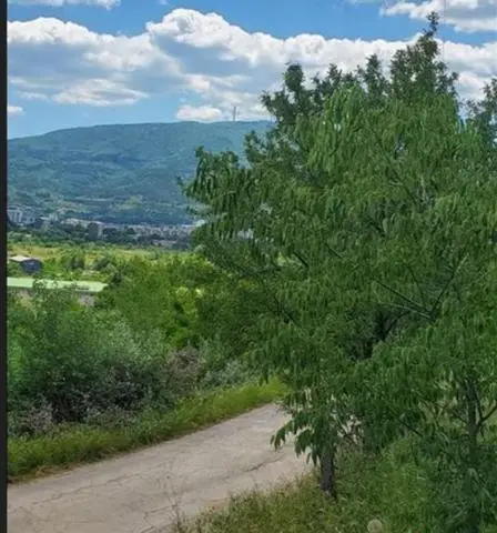 Zajcev rid plac so pogled kon Skopje