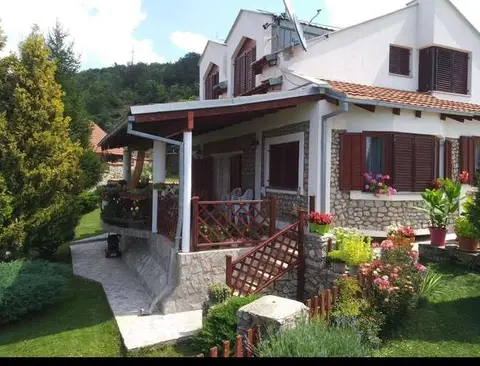 Капитал Викендица во Велестово со поглед на езеро