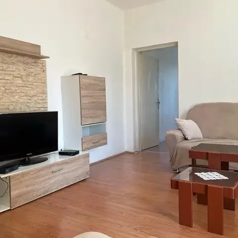 Трособен стан од 69 м² до ТЦ Мавровка, Центар
