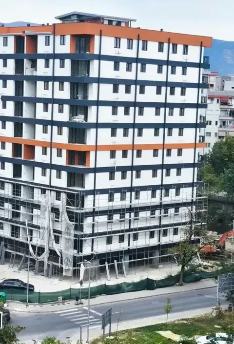 Продавам убав стан во градба во Центар, кај Нова Железничка 74м2, трособен, на шести кат со градско парно и лифт. Вселив