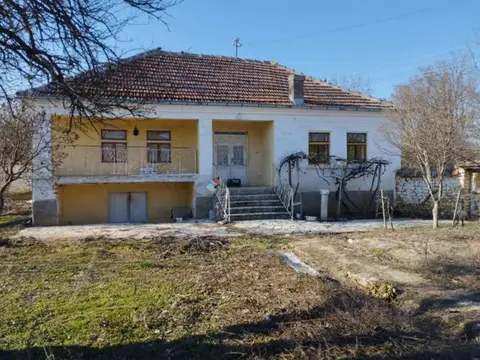 Се продава куќа во КРИВОГАШТАНИ со голем двор и летна кујна