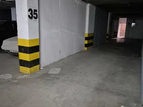 Издавам гаражно паркинг место