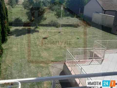 Se prodava samostojna kukja na tivka lokacija vo petrovec