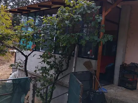 Prodavam -Zamenuvam. Vikendica so ovoštarnik vo s. Orešani
