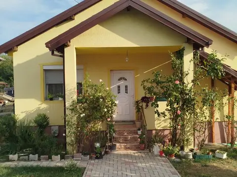 Продавам куќа со раскошен двор
