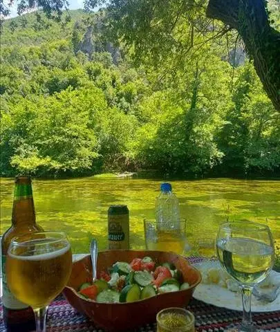 Se izdava dnevno dvor za piknik skara na Matka,na sama reka