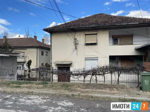 Понуда што ретко се наоѓа !!!Станбен спрат со двор и гаража, Кисела Вода